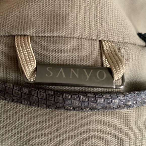 Sanyo Trench Coat. Size 40R. Removable lining. Great condition - Picture 8 of 10